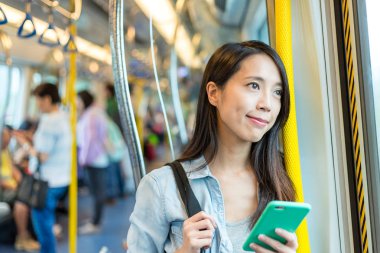 Cep telefonu kullanan kadın 