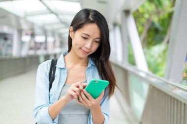 Akıllı telefon kullanan kadın