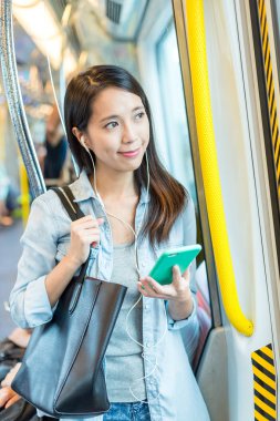 Tren üstünde hareket eden telefon kadın dinle