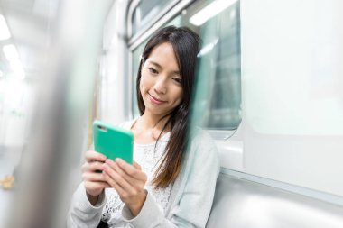 Cep telefonu kullanan kadın 