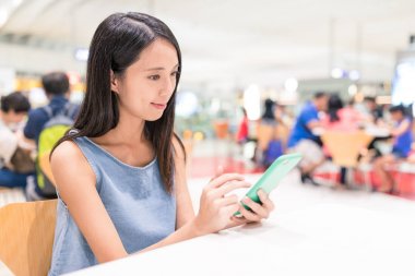 restoranda cep telefonu kullanan kadın