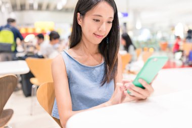 Cep telefonu kullanan kadın