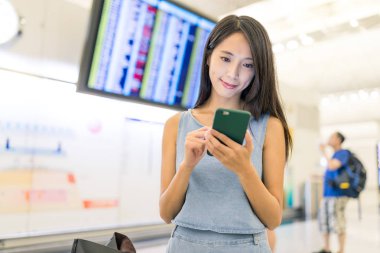 Havaalanında cep telefonu kullanan kadın