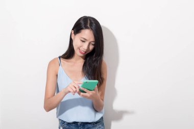 Cep telefonu kullanan kadın 