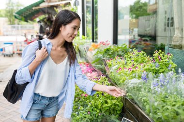 Kadın Çiçek çiçekçi dükkanı satın