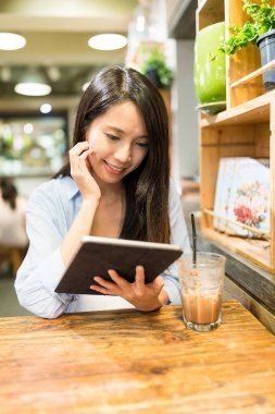 Tablet bilgisayar kullanan kadın 