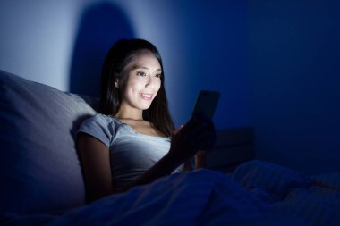 Cep telefonu kullanan kadın