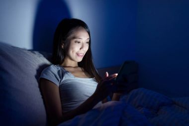 Kadın çalışan cep telefonu gece