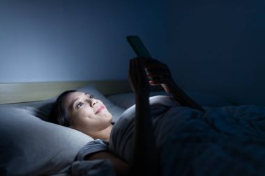 cep telefonundan arayan kadın 