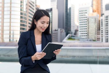 Tablet bilgisayarda arıyorum iş kadını 