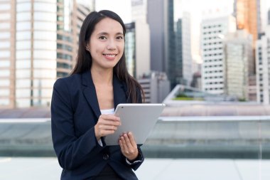 Tablet bilgisayarda çalışan iş kadını 