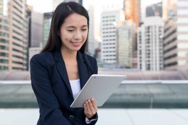 tablet bilgisayar kullanarak iş kadını