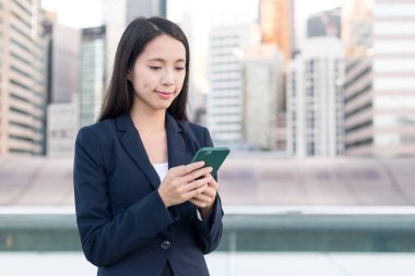 Cep telefonu açık, çalıştığı iş kadını 