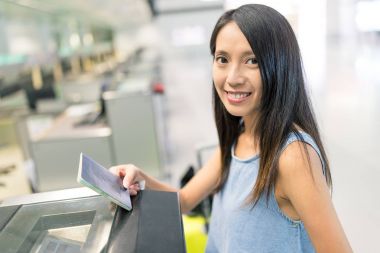 Check-in Havaalanı'nda sayaç kadında