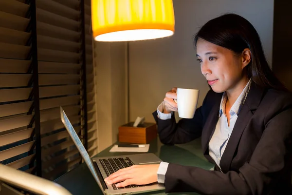 Affärskvinna med bärbar dator i office — Stockfoto