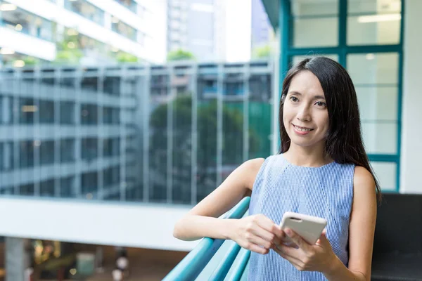 Binada cep telefonu kullanan kadın