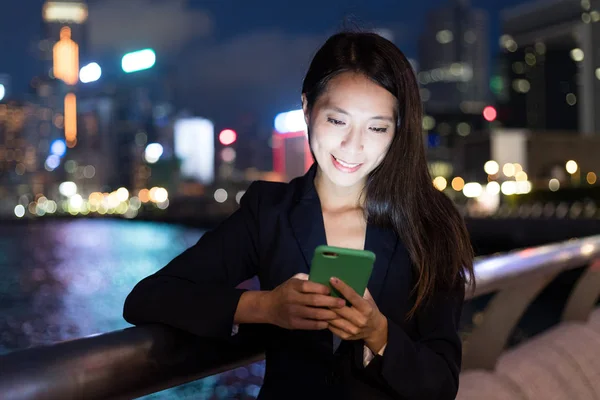 Geschäftsfrau nutzt nachts Handy — Stockfoto