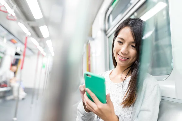 Γυναίκα που χρησιμοποιούν κινητό τηλέφωνο στο τρένο — Φωτογραφία Αρχείου
