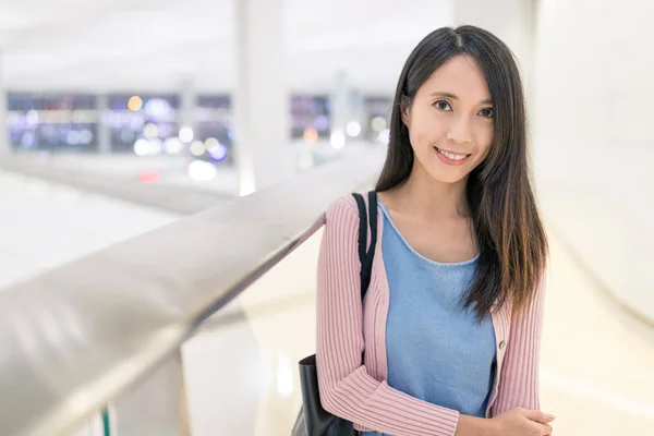 Женщина в аэропорту Гонконга — стоковое фото