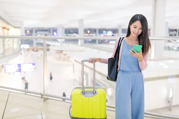 在香港机场使用智能手机的女人 — 图库照片