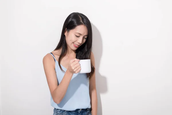 여자는 그녀의 커피를 즐길 수 — 스톡 사진