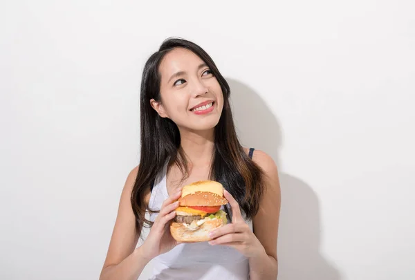 햄버거와 함께 행복 한 아시아 여자 — 스톡 사진