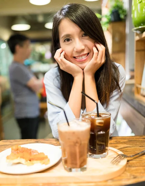 Asyalı genç kadın Cafe