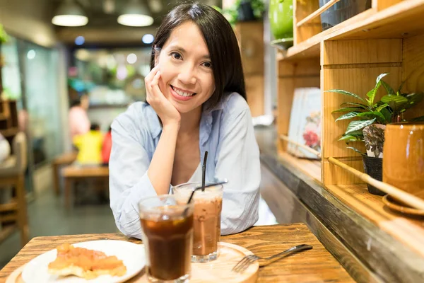 Donna godere il suo cibo — Foto Stock