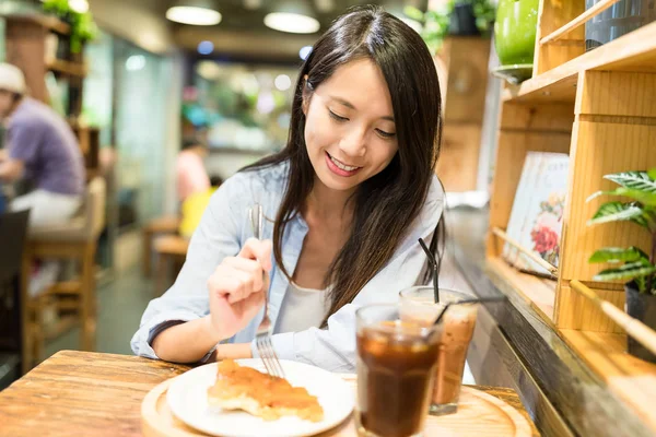 Donna godere il suo cibo nel ristorante — Foto Stock
