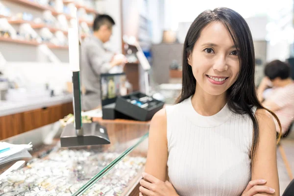 İş için optik dükkanı sahibi kadın