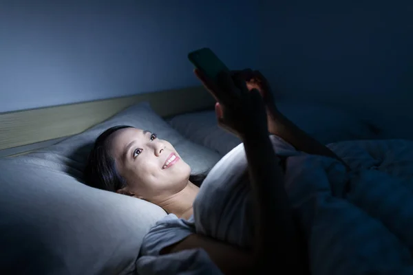 Mujer usando teléfono móvil —  Fotos de Stock