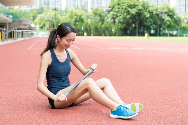 Silindir masaj stick kullanarak spor kadın