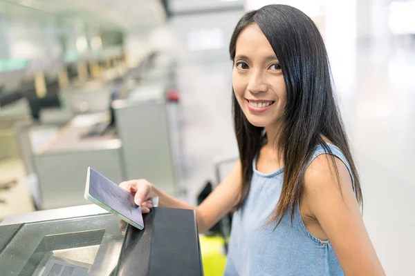 Mulher em check-in balcão no aeroporto — Fotografia de Stock