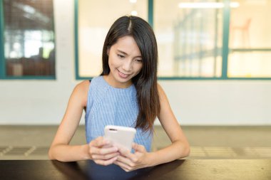 Cep telefonu kullanan kadın