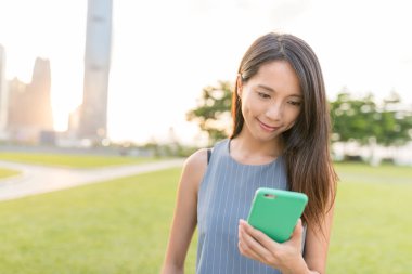 Hong Kong cep telefonu kullanan kadın 