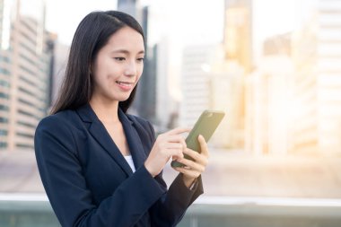 İşkadını üstünde hareket eden telefon şehir içinde çalışma