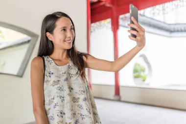 Selfie Çin bahçede alarak kadın