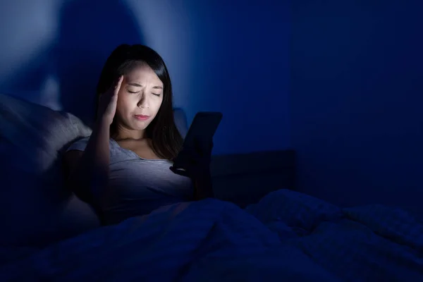 Mujer usando el teléfono celular y sintiendo dolor de cabeza —  Fotos de Stock