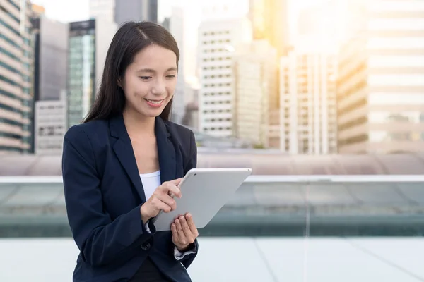 Femme d'affaires travaillant sur téléphone portable dans la ville — Photo