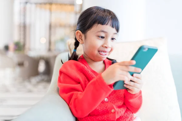 Menina olhando para o smartphone — Fotografia de Stock