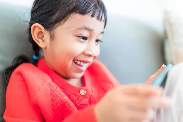 Kleines Kind spielt auf Handy — Stockfoto