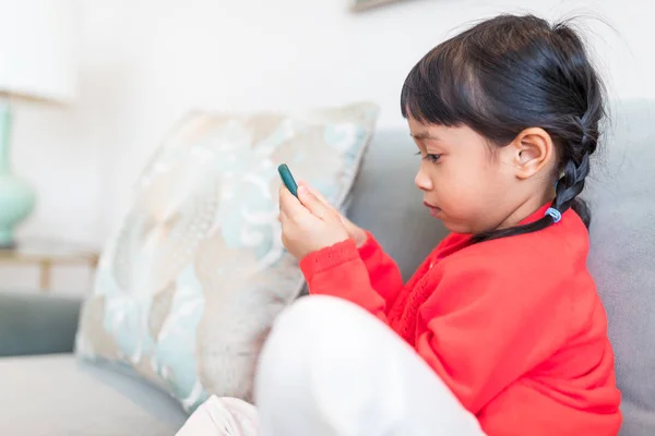 Menina asiática olhando para o smartphone — Fotografia de Stock