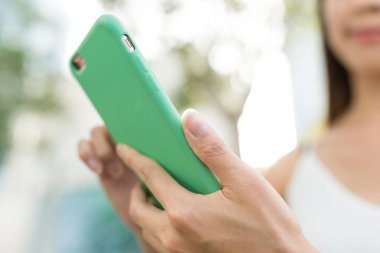 Cep telefonu kullanan kadın