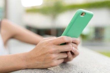 Smartphone üzerinde çalışan kadın