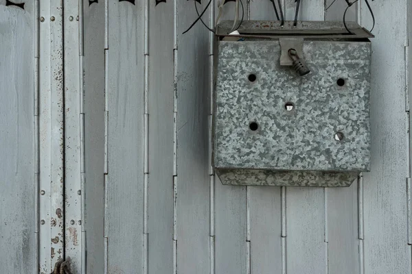 Kapıda metal posta kutusu — Stok fotoğraf