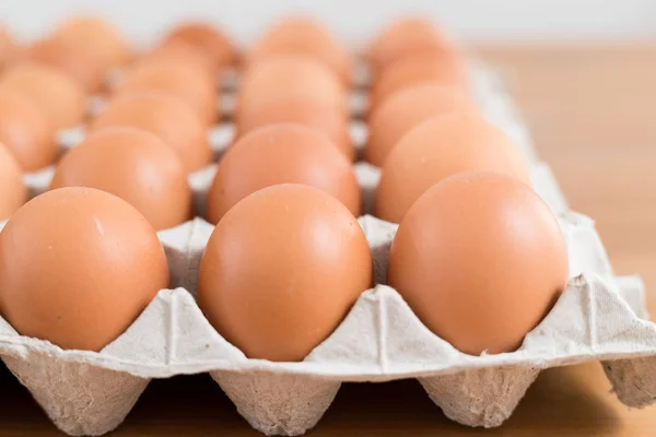 Ovos de galinha frescos em pacote — Fotografia de Stock