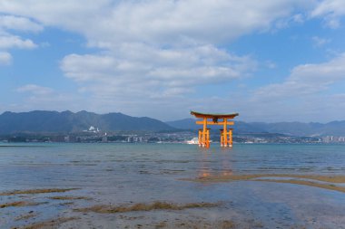 Mavi gökyüzü ile Itsukushima 