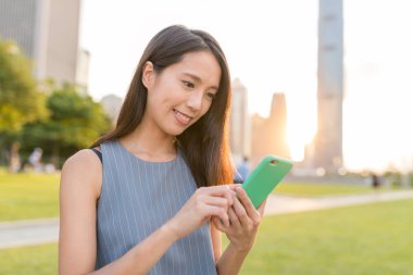 cep telefonu üzerinde çalışan kadın