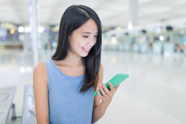 Akıllı telefon kullanan kadın