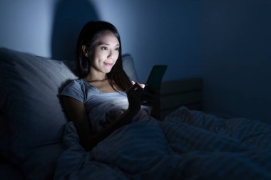 cep telefonuna SMS göndermek kadın